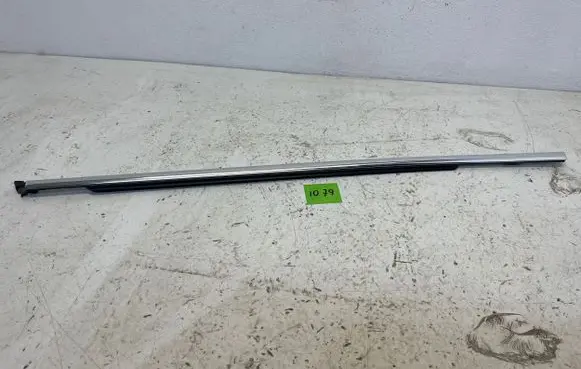 Volvo XC60 Door glass trim 32211548