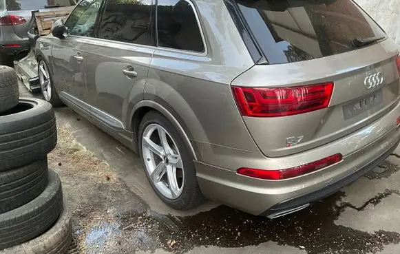Audi Q7 4M Front door