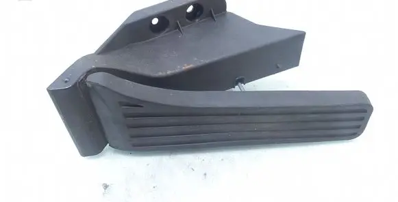 Accelerator throttle pedal