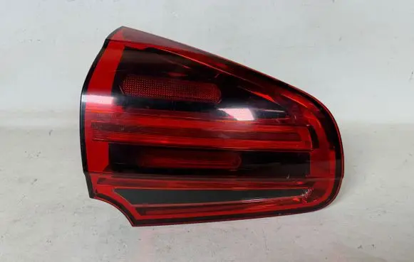 Porsche Cayenne (92A) Third/center stoplight