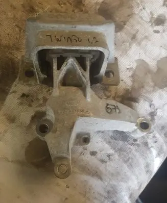 Engine mount vacuum valve