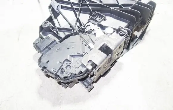 Volvo C30 Front door lock 240015103