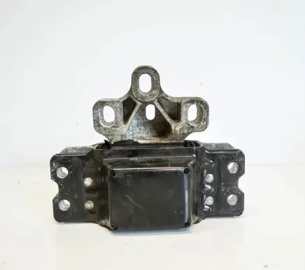 Volkswagen PASSAT B6 Engine mount bracket 3C0199555AA