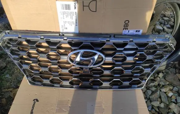 Hyundai Santa Fe Front bumper upper radiator grill