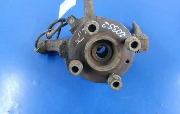 Renault Clio II Front wheel hub spindle knuckle