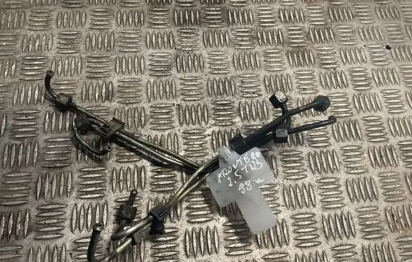 Opel Frontera A Fuel injector supply line/pipe 