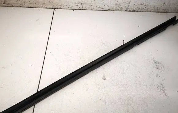 Seat Leon (1P) Front door glass trim molding 1P0837471