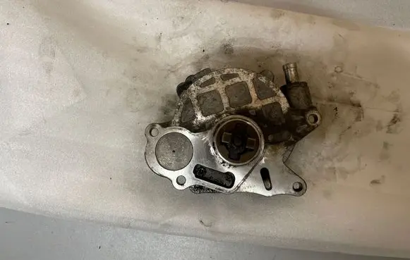 Volkswagen PASSAT B7 Vacuum pump 03L145100F