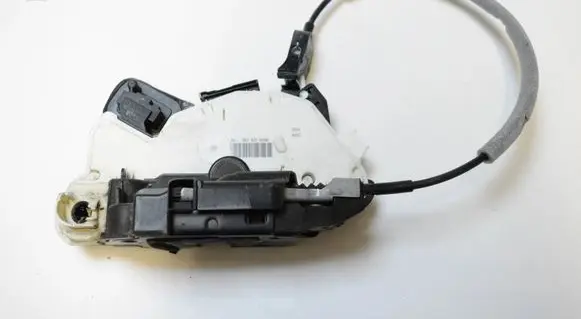 Volkswagen Golf VII Front door lock 5K2837016D