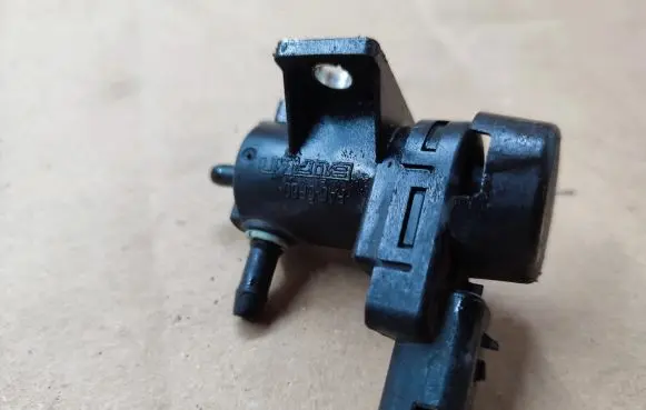Peugeot 4007 Vacuum valve 