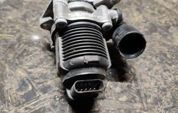 Volkswagen Jetta VI EGR valve 06K131097H