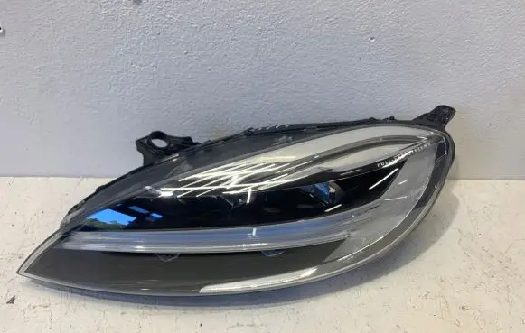 Volvo V40 Headlight/headlamp 31677018