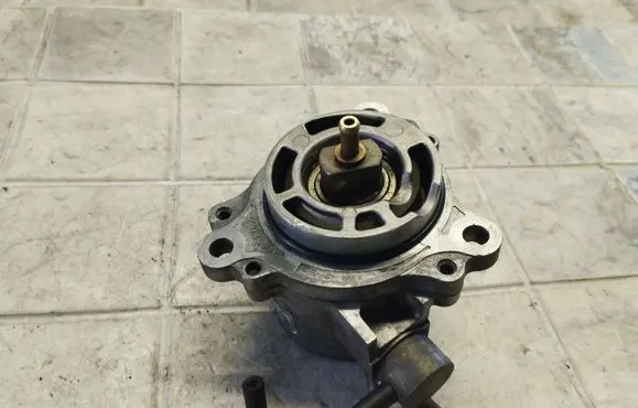 Mazda 626 Vacuum pump X2T58171 A40502