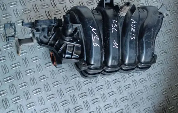 Toyota Auris 150 Intake manifold 1712047010