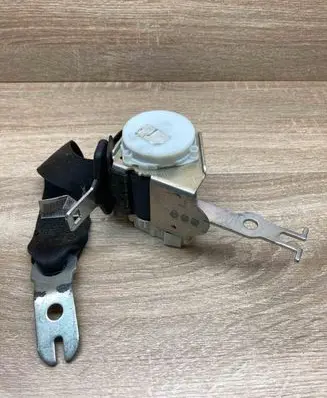 BMW 5 E60 E61 Rear seatbelt 33061255 33027185