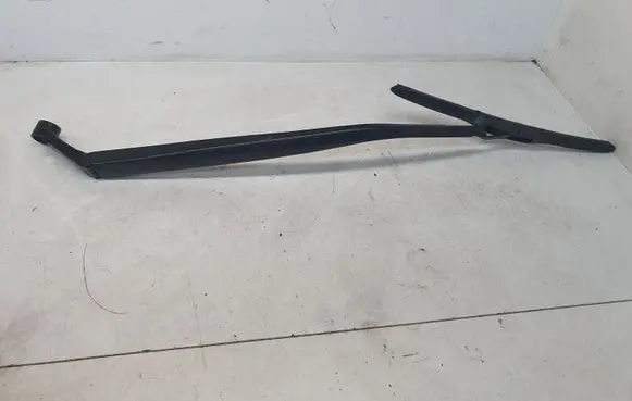 Toyota Auris E180 Front wiper blade arm 8231