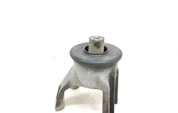 Volkswagen Transporter - Caravelle T5 Engine mount bracket V06593