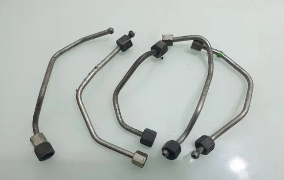 Volvo V40 Fuel injector supply line/pipe 