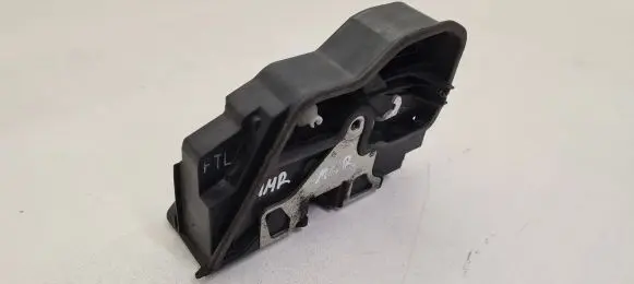 BMW X3 E83 Front door lock 7167065