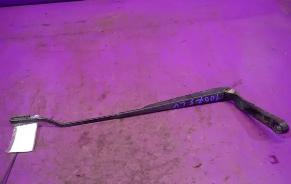 Volkswagen Golf IV Front wiper blade arm