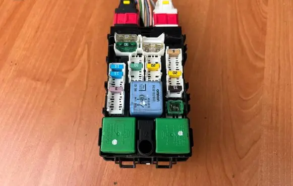 Peugeot 508 Fuse module 9665492680