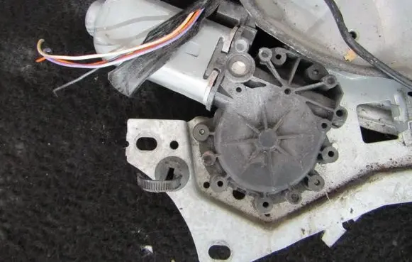 Renault Laguna I Front door window regulator motor 400371A