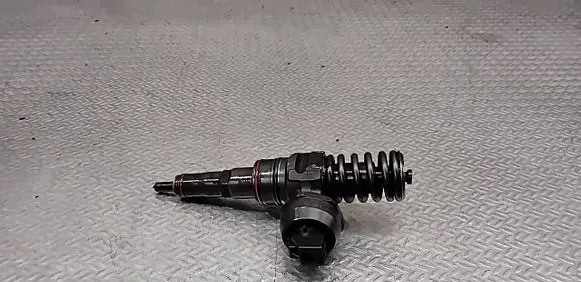 Volkswagen Polo Fuel injector 038130073T
