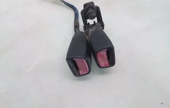 Hyundai i30 Middle seatbelt buckle (rear) 