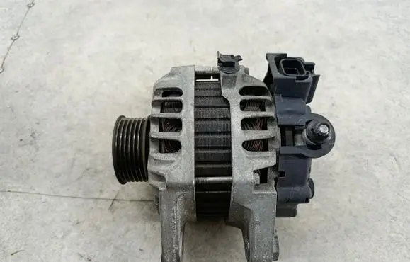 Hyundai i30 Generator/alternator 373002B101