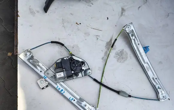 Peugeot 208 I Front door window regulator with motor 9816401980