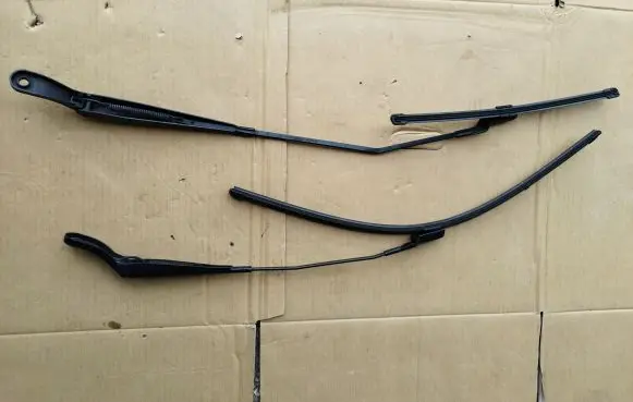 Peugeot 208 Front wiper blade arm 9673292080