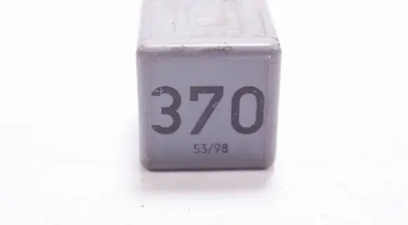 Volkswagen PASSAT B5 Other relay 8D0951253 23134A52530