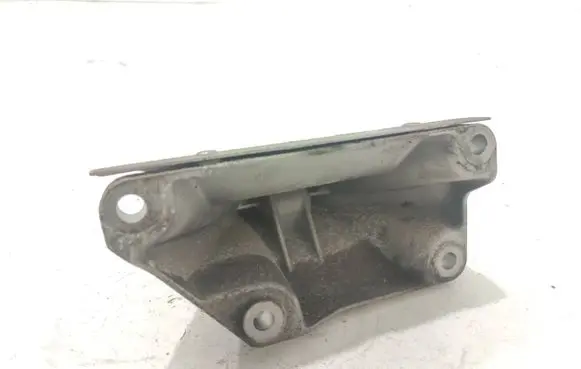 Nissan Navara D40 Engine mounting bracket