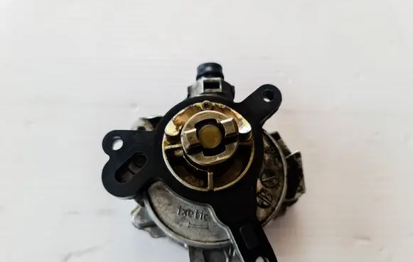 Volvo V70 Vacuum pump 31316688