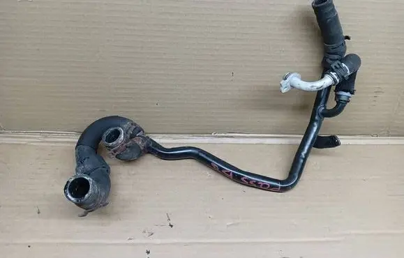 Volkswagen PASSAT B8 Engine coolant pipe/hose 04L121064AQ