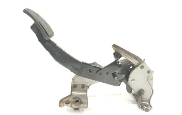Nissan Qashqai Clutch pedal E001050X11