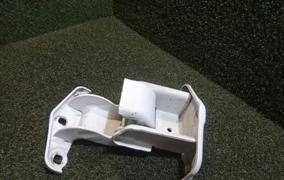 Opel Vivaro Rear door lower hinge 904108626R