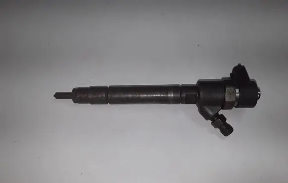 Volvo XC70 Fuel injector 30750283