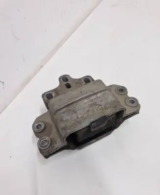 Volkswagen PASSAT B6 Engine mount bracket