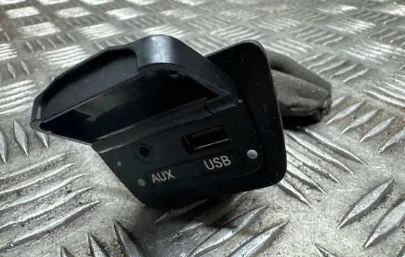 Hyundai Santa Fe USB socket connector 961202W501 DMMC1212260