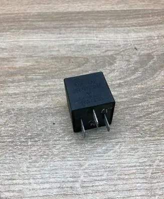 Volkswagen PASSAT B4 Other relay 357906381A