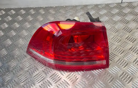 Volkswagen Touareg II Rear/tail lights 7P6945095E