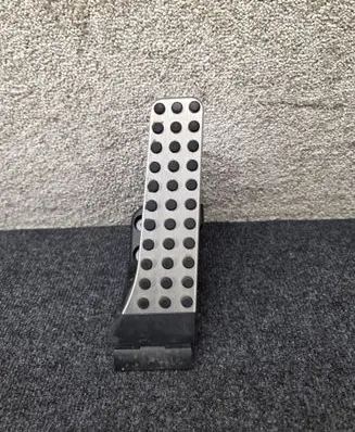 Accelerator throttle pedal