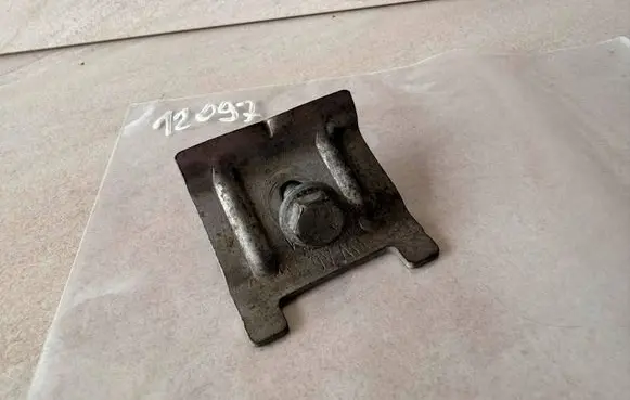 Volkswagen PASSAT B7 Battery bracket