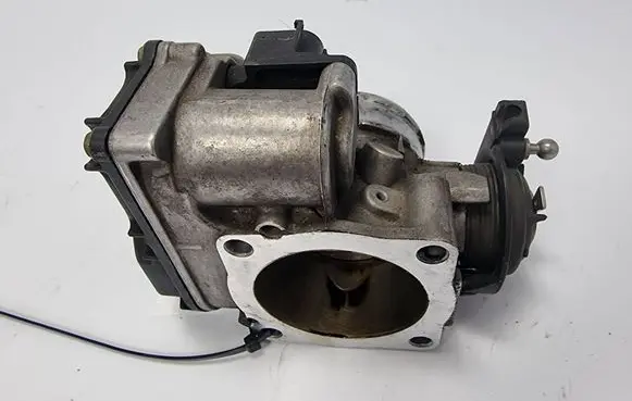 Volkswagen PASSAT B5 Throttle body valve 058133063M