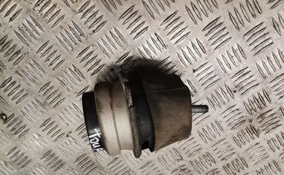 Engine mount vacuum valve