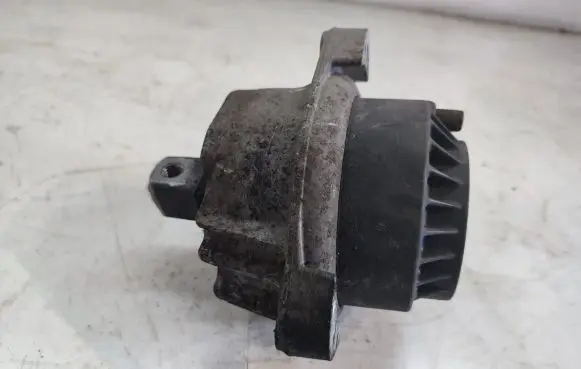 BMW 5 GT F07 Engine mount bracket 68623513