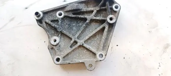 Engine mounting bracket