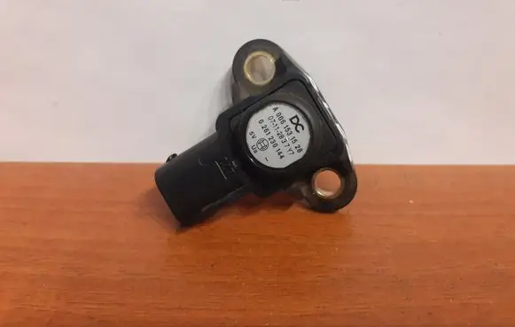 Mercedes-Benz C W204 Air pressure sensor 0261230144 A0061531528