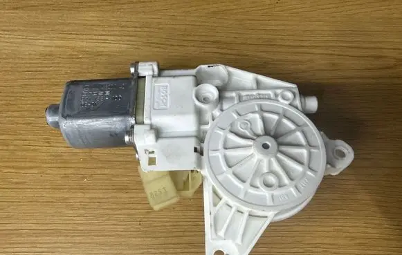 Mercedes-Benz C W204 Front door window regulator motor A2048200142